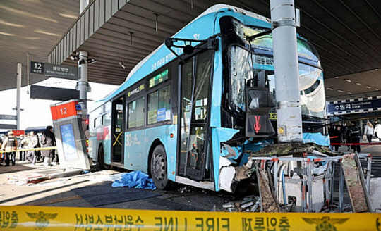 경기도 수원시 수원역 2층 버스 환승센터 버스 사고 현장 모습. 뉴시스
