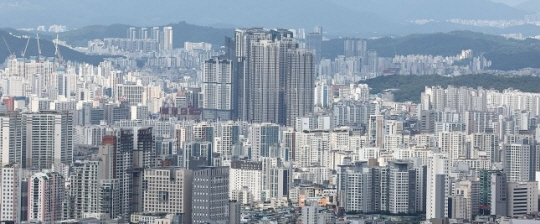 15일 남산에서 바라본 서울 아파트. 연합뉴스