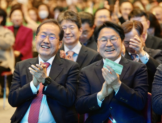 달빛철도특별법 국회통과 축하행사에 참석한 홍준표(왼쪽) 대구시장과 강기정 광주시장. 광주시청 제공
