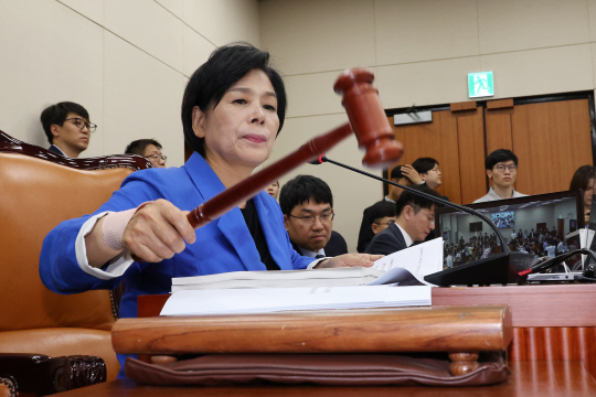 최민희 국회 과학기술정보방송통신위원장이 지난 16일 오후 과방위 전체회의에서 이진숙 방송통신위원장 후보자 인사청문회 실시계획서를 채택하고 의사봉을 두드리고 있다. 연합뉴스