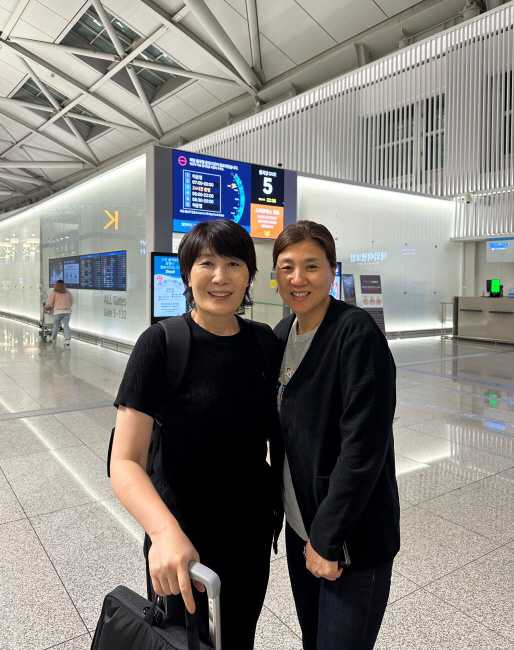이도희(왼쪽) 이란 U23 여자대표팀 감독이 18일 인천국제공항에서 출국을 앞두고 장윤희 중앙여고 감독과 기념촬영을 하고 있다. 팀큐브 제공