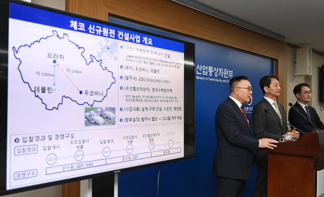 안덕근(가운데) 산업통상자원부 장관과 황주호(왼쪽) 한국수력원자력 사장이 18일 오전 정부세종청사에서 체코 신규원전 우선협상대상자로 선정된 것과 관련해 브리핑을 하고 있다. 박윤슬 기자