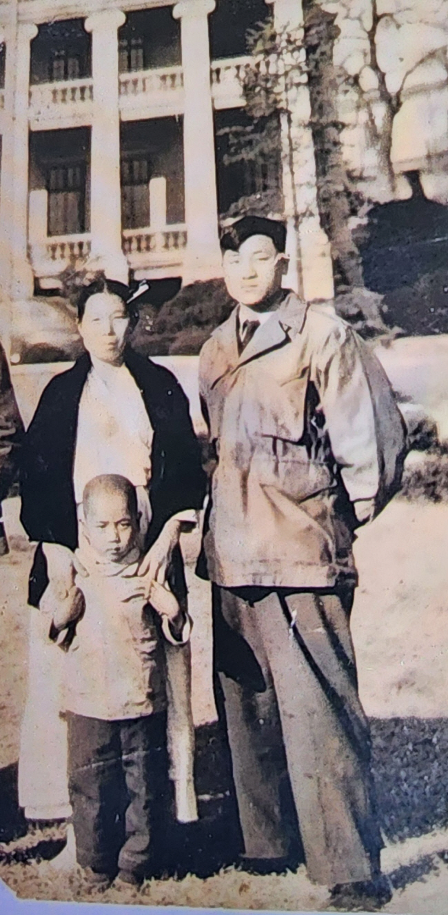 박재규 총장이 4세 때 어머니와 함께 서울에 처음 올라와 당시 육군본부에서 근무했던 박종규(오른쪽) 형을 만나 찍은 사진. 박 총장 제공