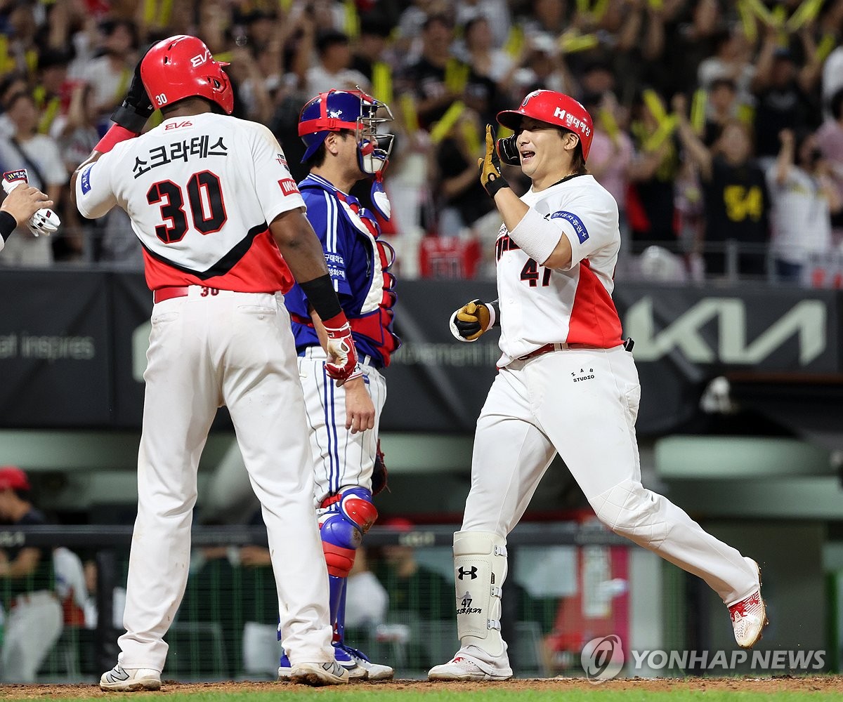 (광주=연합뉴스) 17일 광주기아챔피언스필드에서 열린 프로야구 삼성 라이온즈와 KIA 타이거즈의 경기. KIA 나성범(오른쪽)이 4회말에 만루홈런을 때리고 홈인하고 있다. 2024.7.17