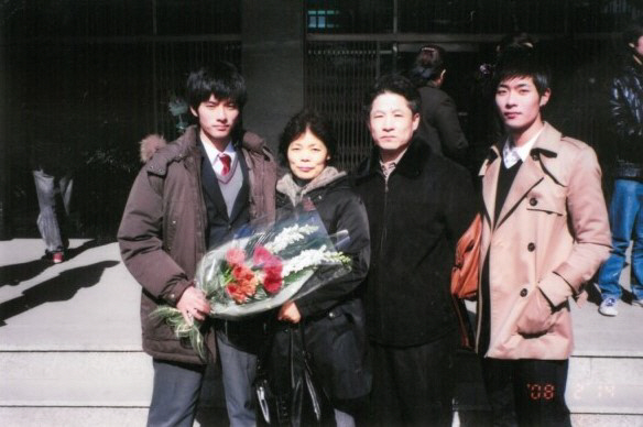 양진영(왼쪽) 씨가 고교 졸업식에서 어머니·아버지·형과 함께 찍은 사진. 사랑의장기기증운동본부 제공