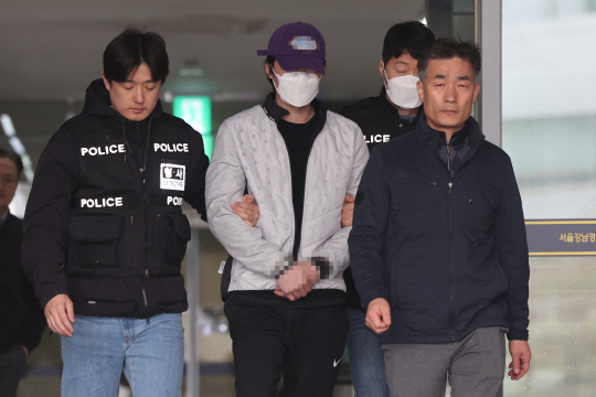 전 프로야구 선수 오재원(가운데) 씨가 지난 3월 29일 오전 서울 강남경찰서에서 검찰로 송치되고 있다. 연합뉴스