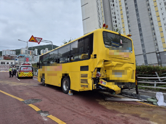 19일 부산 영도구 봉래동 오르막길에서 뒤로 밀리는 사고가 난 유치원 버스가 뒷부분이 크게 찌그러진 채 멈춰 서 있다. 뉴시스