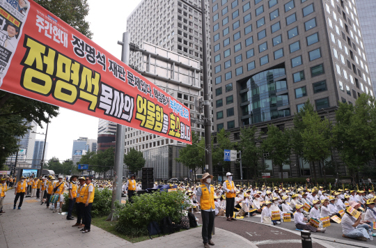기독교복음선교회(JMS) 교인협의회 회원들이 지난해 8월 13일 서울시청 인근 도로에서 성범죄 혐의로 재판중인 정명석 씨의 무죄 선고를 촉구하는 집회를 하고 있다. 뉴시스