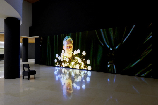 리움미술관 로비의 월 프로젝트 전시전경. 폴린 부드리, 레나테 로렌츠의 ‘초상’, 2024. 리움미술관 제공 ⓒ폴린 부드리·레나테 로렌츠