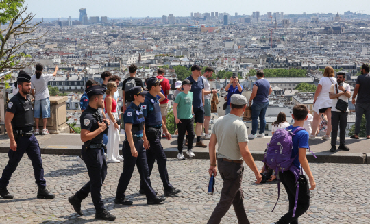 18일(현지시간) 몽마르뜨 사크레쾨르 성당 인근에서 현지에 판견된 안전지원단 소속 경찰관들이 프랑스·브라질 경찰들과 함께 순찰을 하고 있다. 파리=올림픽사진공동취재단