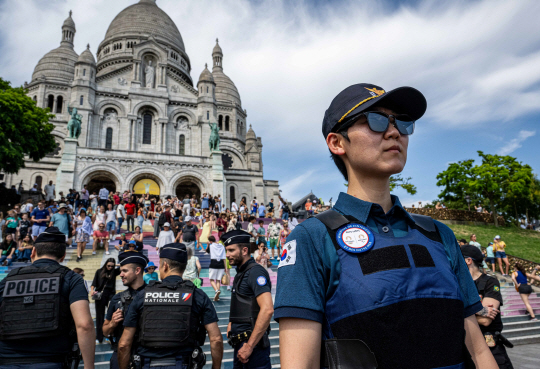 18일(현지시간) 몽마르뜨 사크레쾨르 성당 인근에서 현지에 판견된 안전지원단 소속 경찰관들이 프랑스·브라질 경찰들과 함께 순찰을 하고 있다. 파리=올림픽사진공동취재단