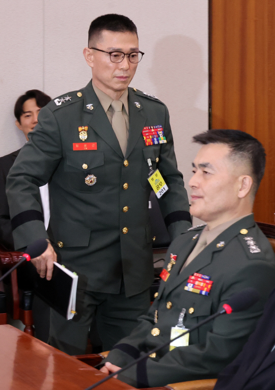 임성근(왼쪽) 전 해병대 1사단장이 19일 서울 여의도 국회에서 열린 제3차 법제사법위원회 윤석열 대통령 탄핵소추안 즉각 발의 요청에 관한 청원 관련 청문회에서 선서 거부 이유를 설명한 뒤 자리로 돌아가고 있다. 오른쪽은 박정훈 전 해병대 수사단장. 뉴시스 제공