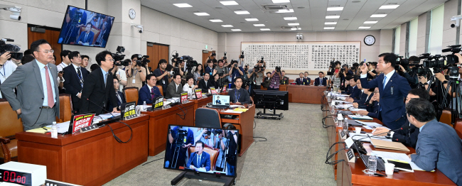 윤석열 대통령 탄핵 청원 청문회가 열린 19일 오전 국회 법제사법위원회에서 청문회 진행과 관련해 여야 의원들이 고성을 지르며 다투고 있다. 문호남 기자