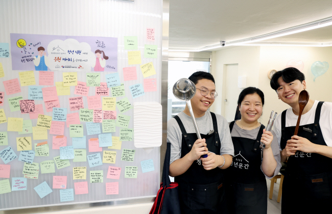 16일 오전 서울 종로구 혜화동 ‘청년밥상문간 슬로우(slow)점’에서 이곳에서 일하는 경계선 지능 청년들이 조리 도구를 들고 웃고 있다.  윤성호 기자