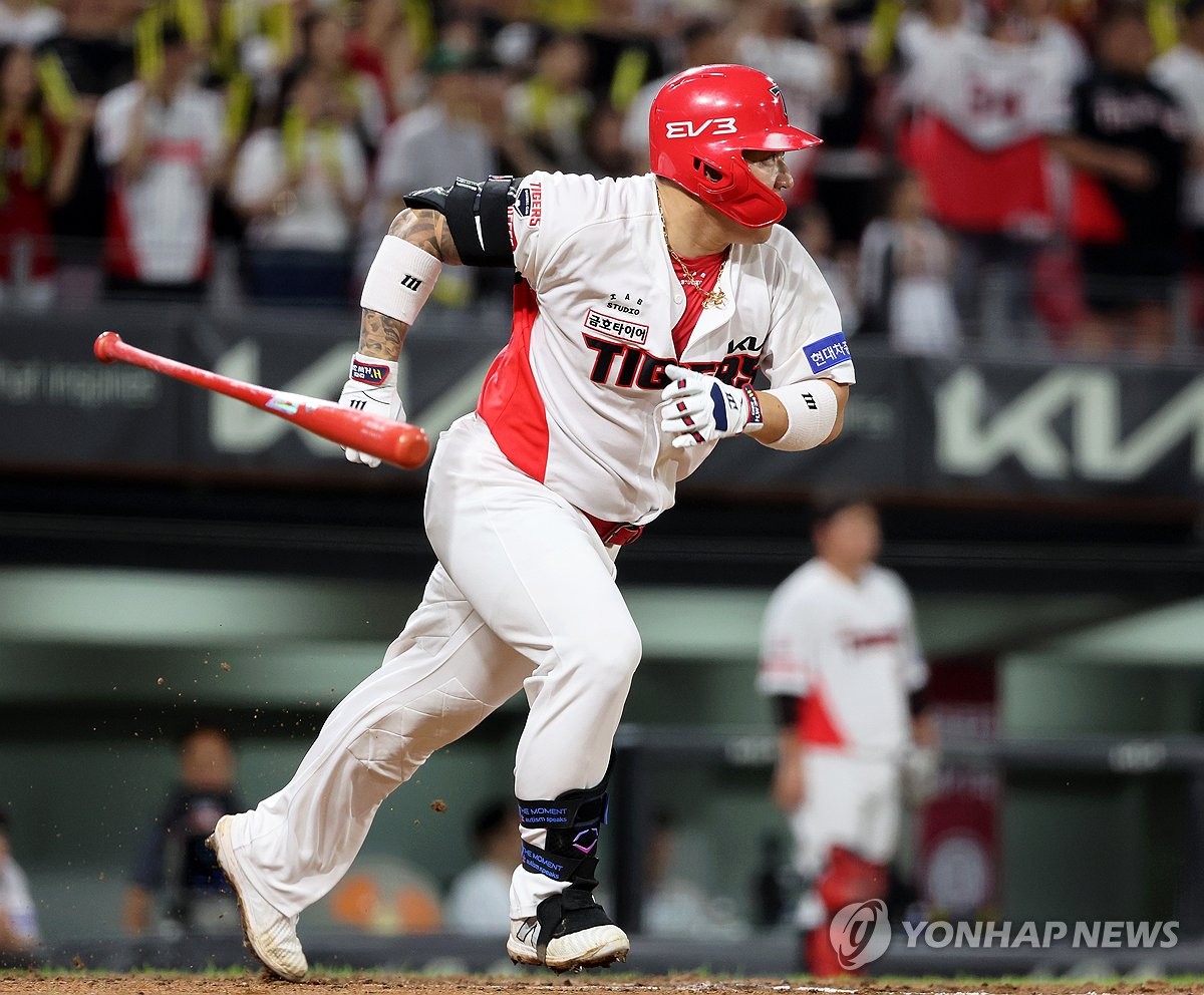 (광주=연합뉴스) 18일 광주기아챔피언스필드에서 열린 프로야구 삼성 라이온즈와 KIA 타이거즈의 경기. KIA 최형우가 5회말 무사 1, 3루에서 대타로 나와 1타점 적시타를 때리고 있다. 2024.7.18