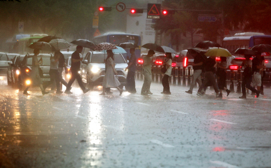 지난 17일 오전 서울 종로구 새문안로에서 출근하는 시민들. 윤성호 기자