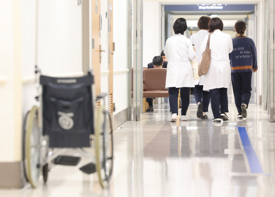 전체 1만4531명 전공의의 56.5%에 해당하는 7648 명이 사직(임용포기 포함)처리된 가운데, 최근 서울 시내 한 대형병원에서 의료진이 이동하고 있다. 연합뉴스