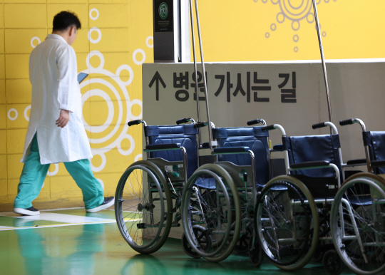 의정갈등이 계속되는 가운데 지난 19일 오전 서울 시내 한 대형병원의 풍경. 연합뉴스