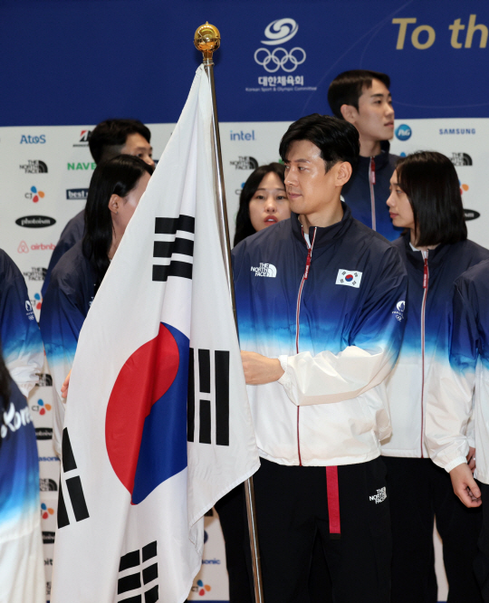 한국 선수단의 기수를 맡은 구본길이 20일 오전 인천국제공항 제2여객터미널에서 기념촬영을 위해 자리를 잡고 있다. 연합뉴스