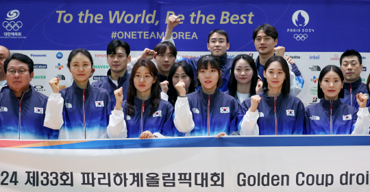 한국 펜싱 국가대표팀 선수들이 20일 인천국제공항 제2여객터미널에서 출국을 앞두고 기념촬영을 하고 있다. 뉴시스