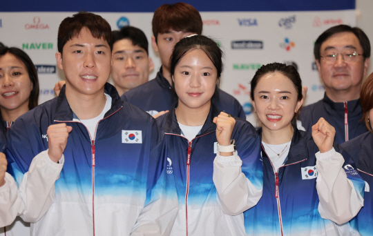 2024 파리하계올림픽에 출전하는 대한민국 탁구 국가대표 임종훈(왼쪽부터), 신유빈, 전지희가 20일 오전 인천국제공항 제2여객터미널에서 출국 전 기념촬영을 하고 있다. 뉴시스