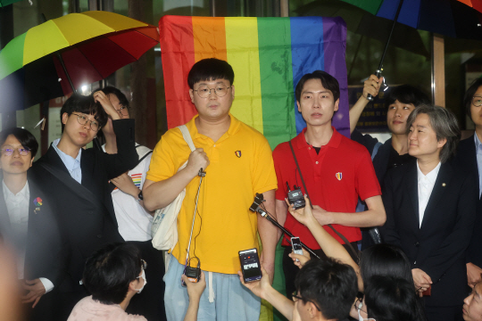 동성 연인 건강보험 피부양자 자격과 관련해 국민건강보험공단을 상대로 제기한 보험료 부과 처분 취소 소송에서 승소한 소성욱씨와 김용민씨가 18일 재판이 열린 서울 서초구 대법원 앞에서 취재진의 질문에 답하고 있다. 연합뉴스