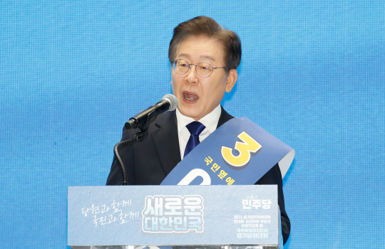 이재명 더불어민주당 당대표 후보가 20일 오전 제주한라체육관에서 열린 민주당 당대표 및 최고위원 선출을 위한 순회 합동연설회에서 정견을 발표하고 있다. 뉴시스