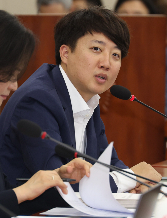 이준석 개혁신당 의원이 지난 16일 오후 서울 여의도 국회에서 열린 과학기술정보방송통신위원회 전체회의에서 발언을 하고 있다. 뉴시스