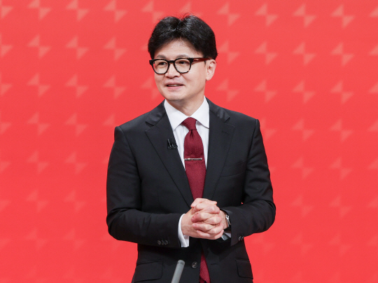 19일 서울 양천구 SBS 스튜디오에서 열린 국민의힘 제5차 전당대회 당대표 후보 방송토론회에 나선 한동훈 후보가 토론을 준비하고 있다. 연합뉴스