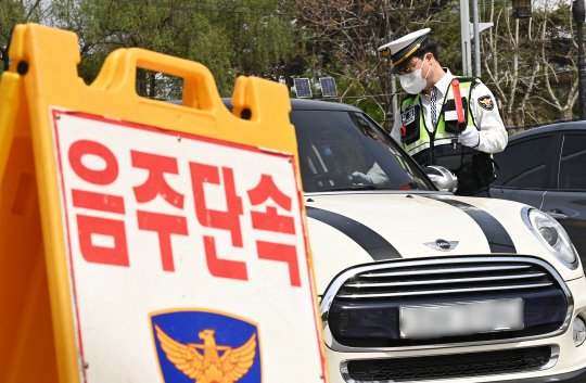 지난 4월 27일 경기 수원시 장안구 광교산 입구에서 수원중부경찰서 소속 경찰들이 음주운전 단속을 하고 있다. 뉴시스