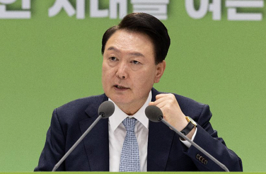 윤석열 대통령이 18일 전북 정읍시 JB그룹 아우름캠퍼스에서 열린 ‘국민과 함께하는 민생토론회 스물일곱 번째, 신 서해안 시대를 여는 경제 전진기지, 전북’에서 마무리 발언을 하고 있다. 대통령실 제공
