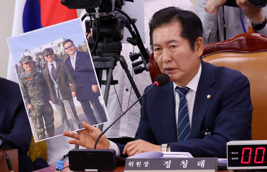 정청래 국회 법사위원장이 19일 오후 서울 여의도 국회에서 열린 제3차 법제사법위원회 윤석열 대통령 탄핵소추안 즉각 발의 요청에 관한 청원 관련 청문회에서 임성근 전 해병대 1사단장에게 김계환 해병대 사령관, 이종호 전 블랙퍽인베스트먼트 대표, 전직 대통령경호처 출신 송호중 씨 사진을 보여주며 질의하고 있다. 뉴시스
