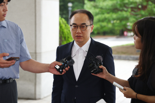 이원석 검찰총장이 22일 오전 서울 서초구 대검찰청으로 출근하며 취재진에게 입장을 밝히고 있다. 연합뉴스