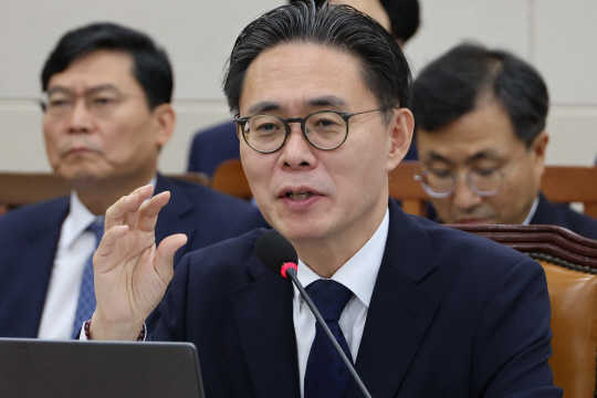 강민수 국세청장 후보자가 지난 16일 오전 국회 기획재정위원회에서 열린 인사청문회에서 위원의 질문에 답하고 있다. 연합뉴스