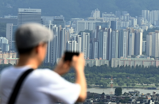 21일 서울 중구 남산에서 서울시내 아파트 단지가 보이고 있다. 박윤슬 기자