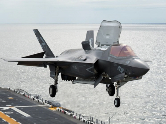 핵추진 항공모함 갑판에서 착륙 중인 미 해병의 수직이착륙 F-35B 스텔스기.미 해군 홈페이지 캡처