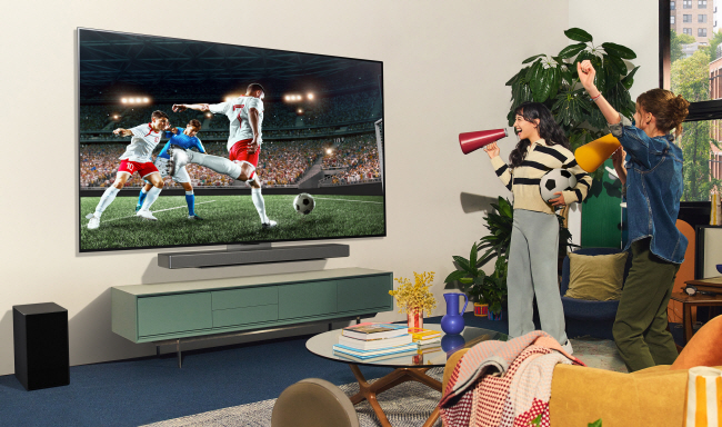 ‘2024 파리올림픽’ 개막을 닷새 앞둔 22일 OLED 패널 TV가 LCD 패널 TV에 비해 건강한 수면패턴을 유지한다는 연구결과가 발표된 가운데 LG전자 모델들이 ‘2024년형 LG올레드 에보’로 스포츠 중계를 즐기고 있다.  LG전자 제공