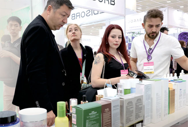 5월 29일 서울 강남구 삼성동 코엑스에서 서울국제화장품 미용·건강산업 박람회가 열린 가운데 외국인 관람객들이 전시된 화장품을 살펴보고 있다.  연합뉴스