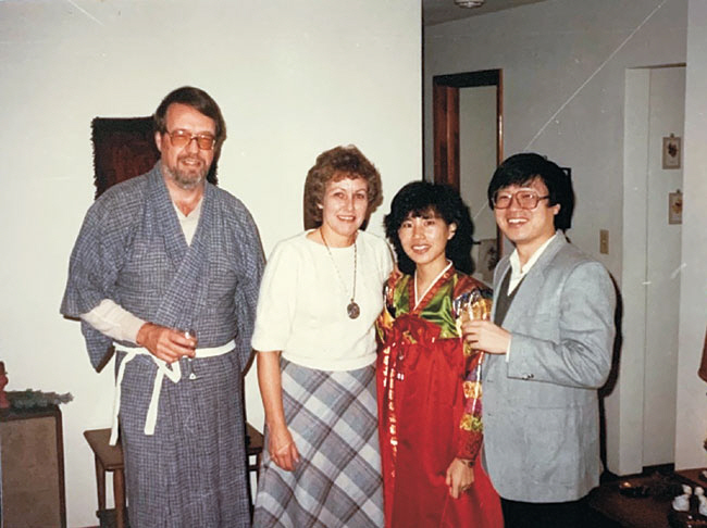 1986년 앤더슨(맨 왼쪽) 선생님 댁에서 선생님 부부와 우리 부부가 함께 찍은 사진.