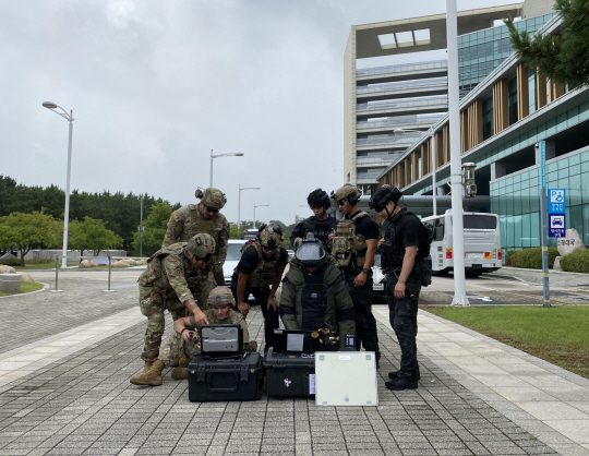인천공항, 한·미 연합 폭발물 처리 훈련 모습. 인천국제공항공사 제공