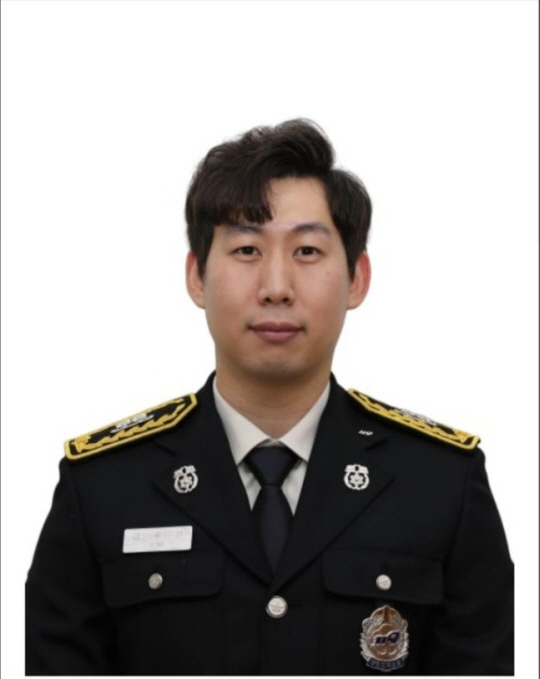 휴가를 떠나기 위해 탑승한 항공기에서 갑자기 쓰러진 환자를 상대로 신속한 응급처치를 실시해 소중한 목숨을 구한 부산 강서소방서 신호119안전센터 소속 김주신 소방교(구급대원). 부산소방재난본부 제공