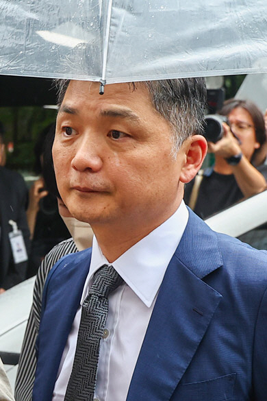 카카오 창업자인 김범수 경영쇄신위원장이 22일 오후 서울 양천구 남부지방법원에서 열린 영장실질심사에 출석하고 있다. 연합뉴스