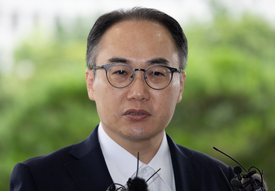 이원석 검찰총장이 22일 오전 서울 서초구 대검찰청으로 출근하며 취재진의 질문에 답하고 있다. 뉴시스