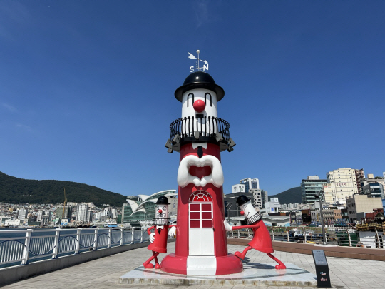 제12회 부산국제코미디페스티벌에서 현판제막식을 갖는 ‘웃음등대’