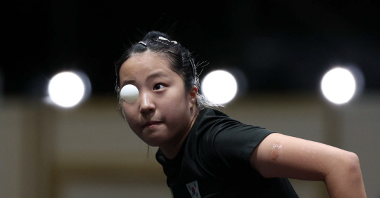 22일(현지시간) 오후 프랑스 사우스 파리 아레나4에 마련된 탁구 웜업경기장에서 구슬땀을 흘리며 훈련에 매진하고 있다.윤성호 기자