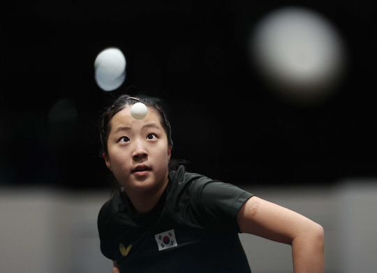 탁구 신유빈이 22일(현지시간) 오후 프랑스 사우스 파리 아레나4에 마련된 탁구 경기장에서 구슬땀을 흘리며 훈련에 매진하고 있다.윤성호 기자