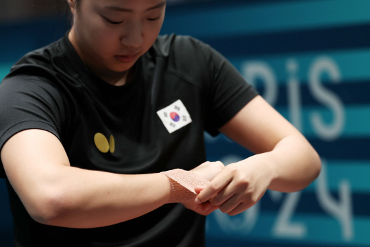 탁구 신유빈이 22일(현지시간) 오후 프랑스 사우스 파리 아레나4에 마련된 탁구 웜업경기장에서 훈련에 앞서 팔목에 붕대를 감고 있다. 윤성호 기자