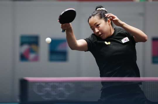 탁구 신유빈이 22일(현지시간) 오후 프랑스 사우스 파리 아레나4에 마련된 탁구 웜업경기장에서 구슬땀을 흘리며 훈련에 매진하고 있다.윤성호 기자