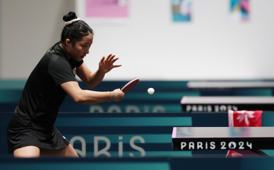 탁구 신유빈이 22일(현지시간) 오후 프랑스 사우스 파리 아레나4에 마련된 탁구 웜업경기장에서 구슬땀을 흘리며 훈련에 매진하고 있다.윤성호 기자