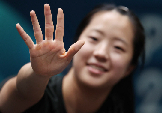 탁구 신유빈이 22일(현지시간) 오후 프랑스 사우스 파리 아레나4에 마련된 탁구 웜업경기장에서 훈련에 앞서 손에 생긴 굳은살을 보여주고 있다. 윤성호 기자